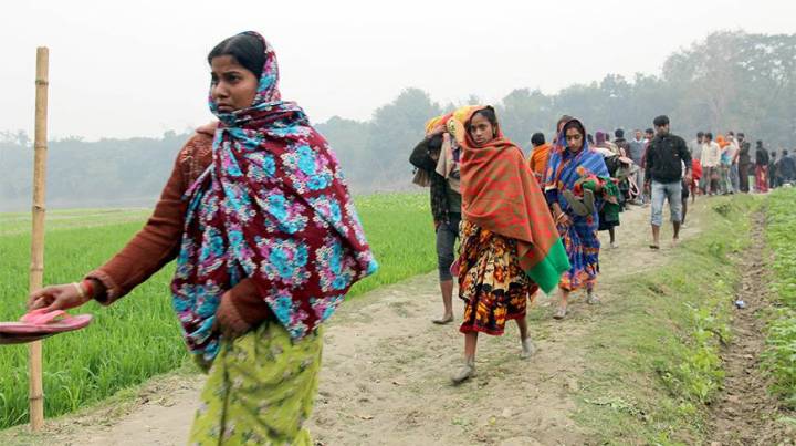 Members of the Hindu community returning to Obhoynagar, Jessore. Many of their homes were gutted and looted by Jamaat-Shibir activists right after the national polls. Photo source: Dhaka Tribune.